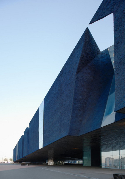 Рис. 9. Синий Музей, Образовательный Форум в Барселоне (Museu Blau, Edifici Forum), Барселона, Испания