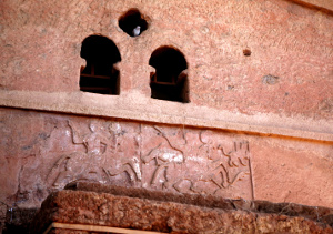 Рис.1. Рельеф, изображающий всадников. Западный фасад церкви Бетэ-Марйам, Лалибела. Фото автора.