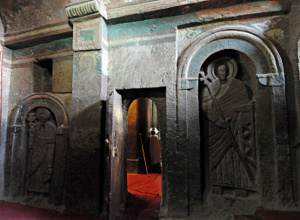 Рис. 2. Горельефы, изображающие святых. Южная стена церкви Бетэ-Голгота, Лалибела. Фото автора.