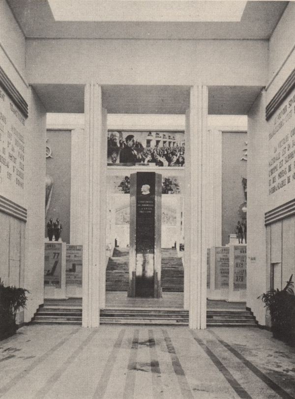 Рис. 2. Экспозиция павильона СССР. Вид из вестибюля