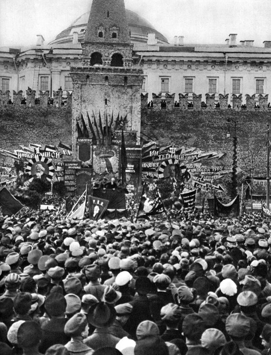 Рис. 1. 1 мая 1919, Москва. На трибуне – Владимир Ленин.