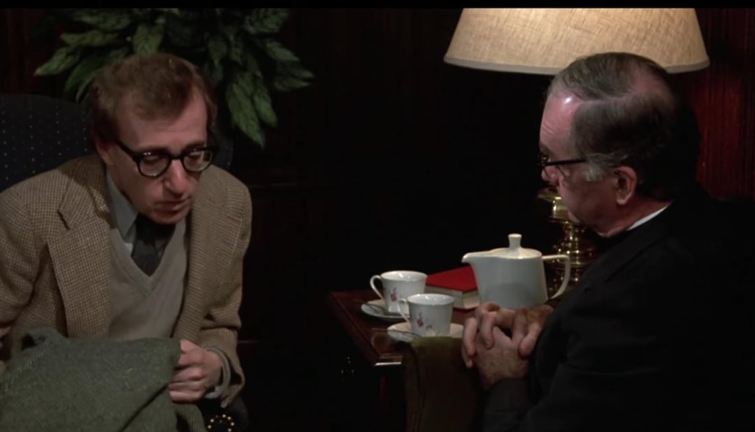Рис. 3. Микки (Вуди Аллен) беседует с пастором. Кадр из фильма «Ханна и ее сестры», реж. Вуди Аллен.