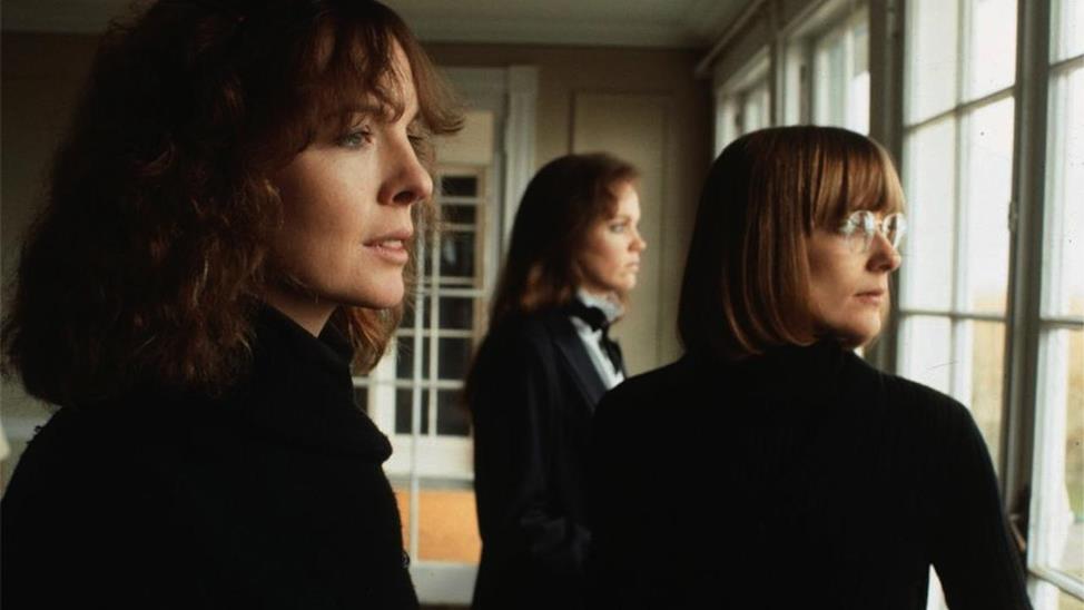 Рис. 4. Рената (Дайан Китон), Джои (Мэри Бёрт Херт) и Флин (Кристин Гриффит). Кадр из фильма «Интерьеры», реж. Вуди Аллен.